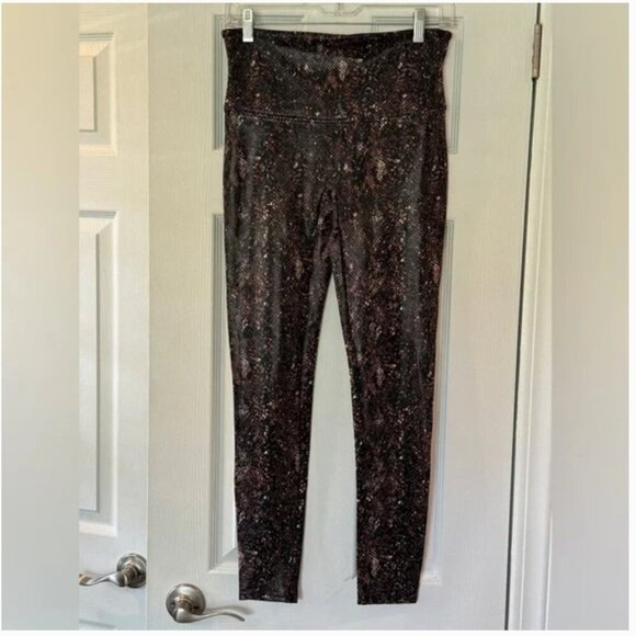 Spanx Faux Leather Snake Shine Legging size Medium - Picture 4 of 7